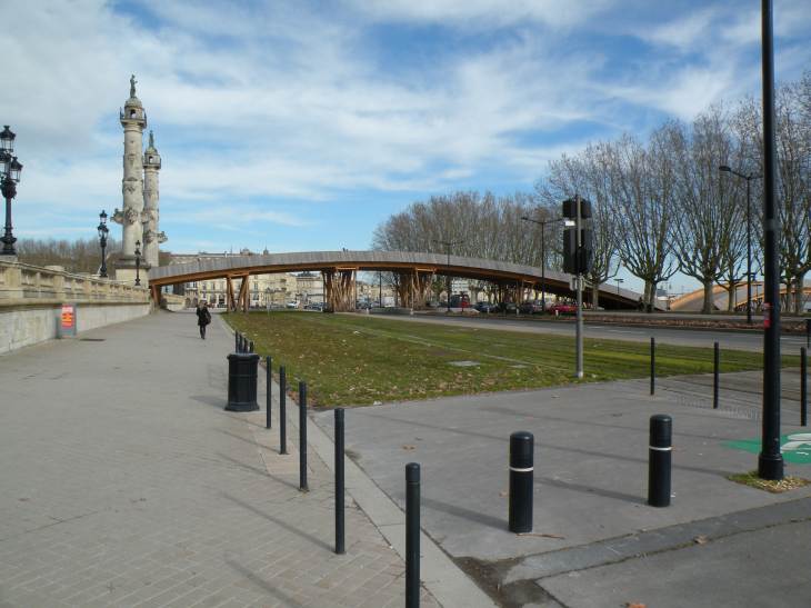  passerelle enjambant les voies du Tramway